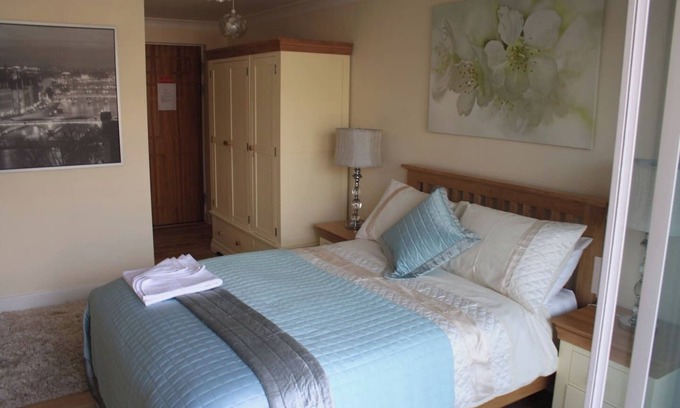 Queenhithe Apartment | GuestReady - Cosy ensuite room with balcony