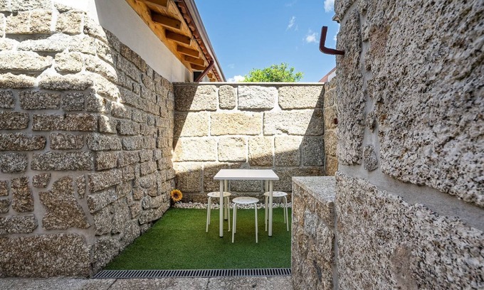 Guimaraes Apartment | GuestReady - Modern Stone Loft - Guimarães