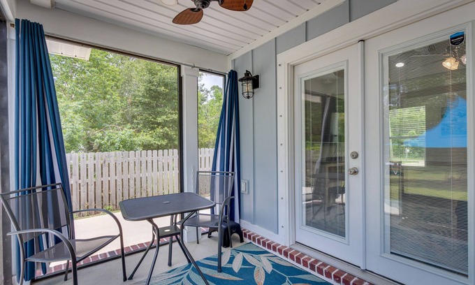 Gulf Breeze House | Gulf Breeze Home w/Screened Porch: Near Beach!