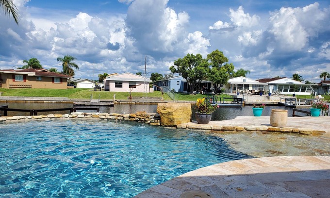 Flor-a-mar Cottage | Gulf of Mexico Canal Cottage with Boat Dock
