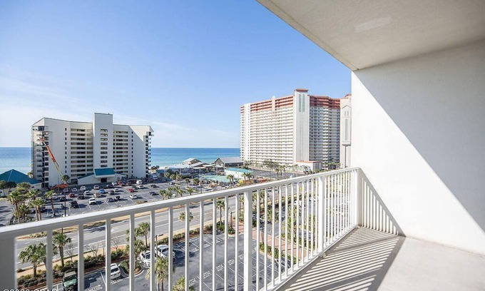 Panama City Beach Resort | Gulfview Luxury 1Br sleeps 6, LakeTown Wharf 517, short walk to beach!