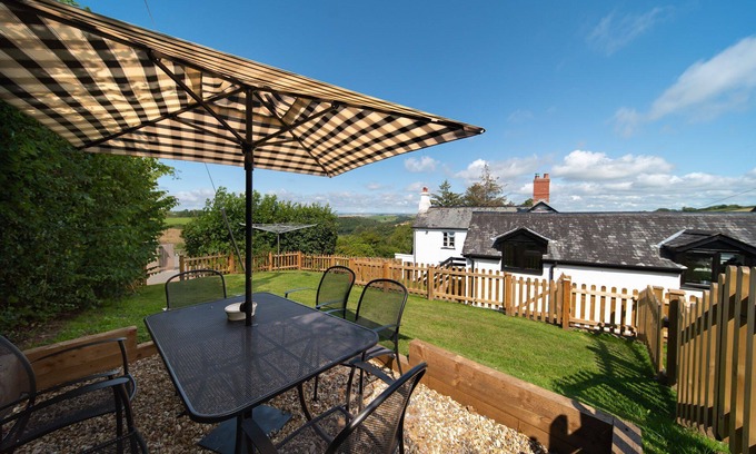 Littleham Cottage | Gull Cottage - Countryside cottage with a pool