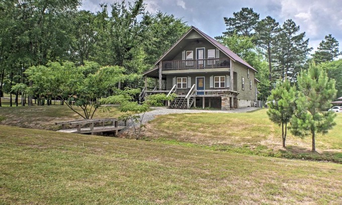 Guntersville House | Guntersville Cabin with Fire Pit and Covered Porch