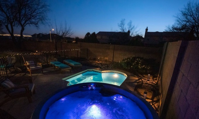 Westside House | Gusto Retreat * Hot Tub - An Irvie Home