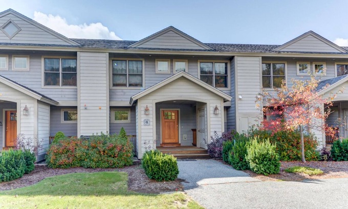 Bretton Woods House | H4 Bretton Woods condo-AC, Hot Tub, near skiing & Mt Wash Hotel, ski slopes views, dog friendly!