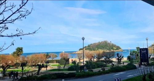 Antiguo House | Habitaciones privadas en piso frente a playa Ondarreta, baño compartido