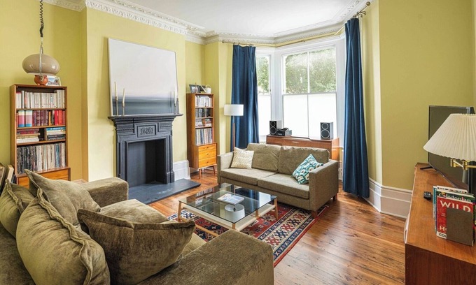 Hackney Downs Apartment | Hackney Haven: 4BD Stylish Family Gem
