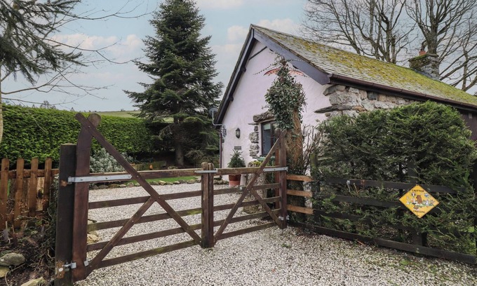 Corwen Cottage | HAFOTY BOETH COTTAGE, with a garden in Corwen
