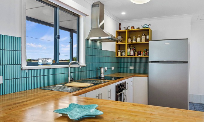 Minlacowie House | Halcyon Hardwicke Bay - Esplanade position! Off peak special! Free WiFi!