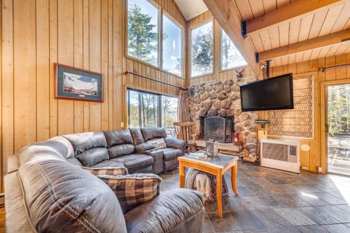 North Conway Apartment | Half Mile to Ski Slopes Conway Condo with Hot Tub!
