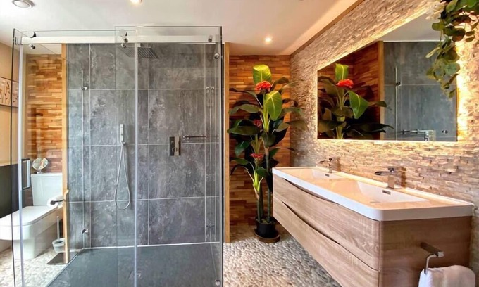 Broad Oak House | Hambrook House Guest Suites