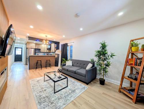 Hamilton House | Hamilton Ontario 2 BR Wi-Fi Workspaces Near Ottawa