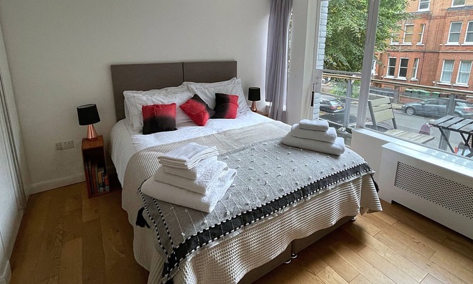 Frognal and Fitzjohns House | Hampstead haven - renovated standalone 2BR carriage house, off-street parking