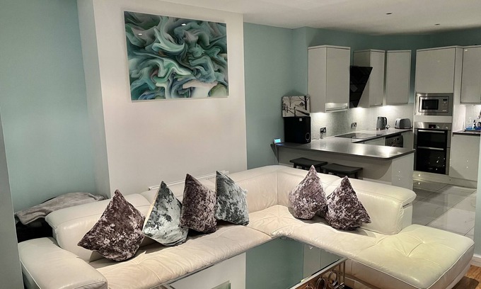 Childs Hill House | Hampstead Luxury Apartment- Opulent Split Level Property