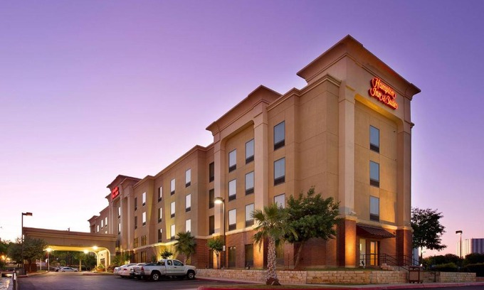 North San Antonio - SAT Hotel | Hampton Inn and Suites San Antonio Airport