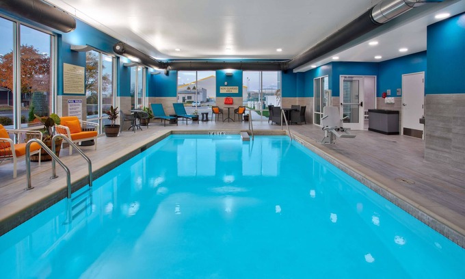 Ashwaubenon Hotel | Hampton Inn by Hilton Green Bay Stadium
