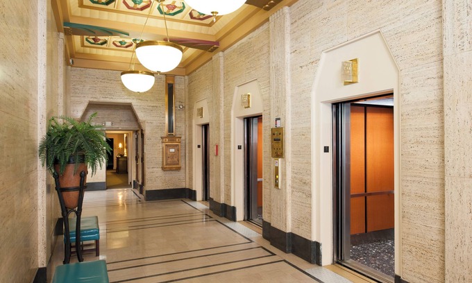 Wholesale District Hotel | Hampton Inn Indianapolis Downtown Across from Circle Centre