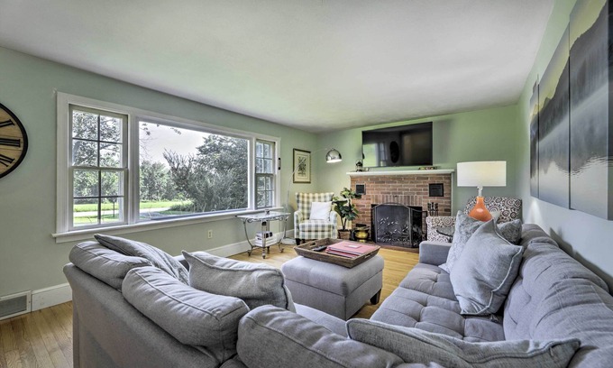 Hampton Hill Historic District Cottage | Hampton 'Quiet Corner Cottage' w/Fireplace & Yard