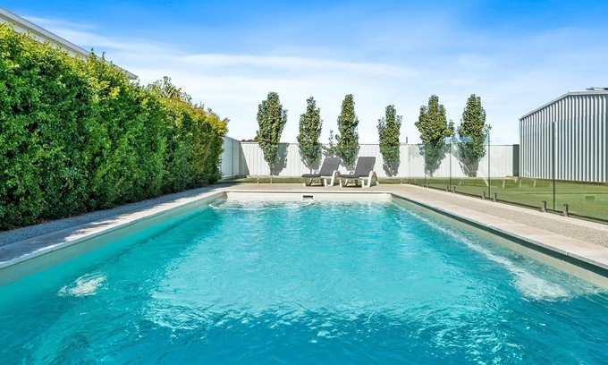 Yarrawonga House | Hampton Retreat walk to the Sebel and Lake Mulwa. huge lockable shed to house boats/vehicles.