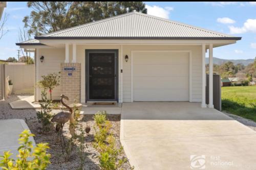 Central Mudgee House | Hamptons House Mudgee -Lux Stays