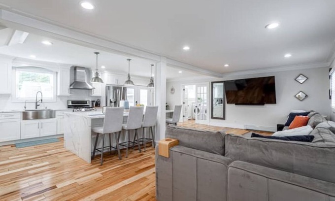 Huntington House | Hamptons Style Living Walk to Cafe Deck