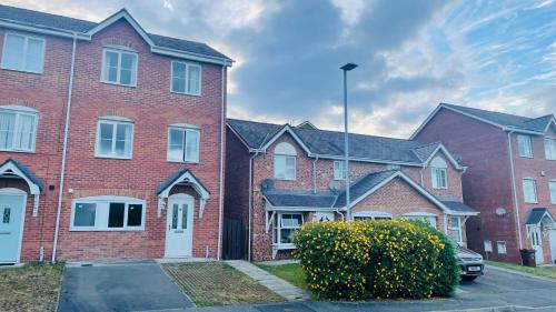 Bangor House | Hana Holiday Home - 4 En-suite Bedroom house