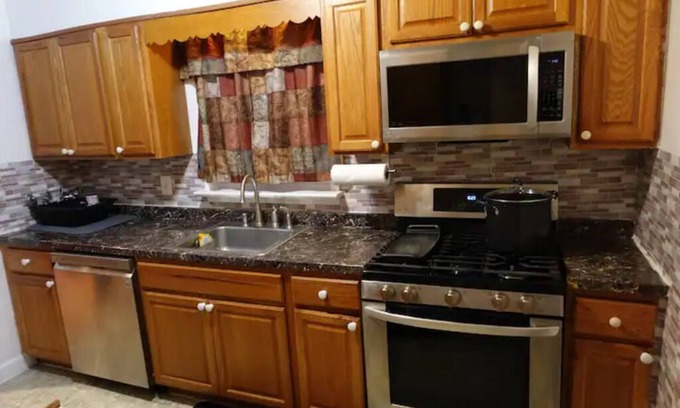 New Carrollton House | Handsome Home - 4 minutes close to Metro