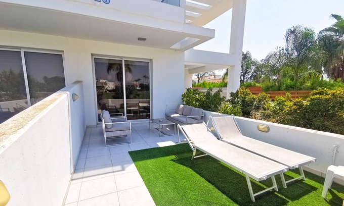 Aradippou Apartment | Happy Day Dreamer Apartments - Blue Beach Suite
