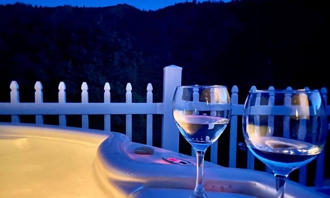 Ahwahnee House | Happy Hedgehog/River Views/Hot Tub/Private