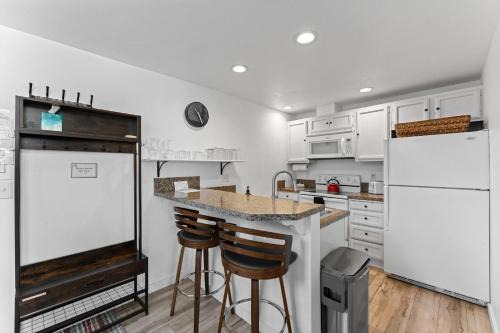 McCall House | Happy Hideaway - Aspen Village Condo w seasonal pool, close to lake, park, golf, and downtown