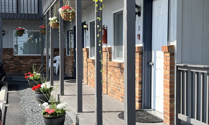 Bayfield Hotel | Harbor's Edge Motel