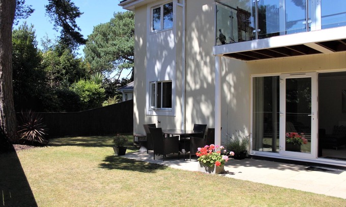 Sandbanks Apartment | Harbour Escapes | Stunning 2 Bed Apt in Sandbanks, Garden & Beach Hut option