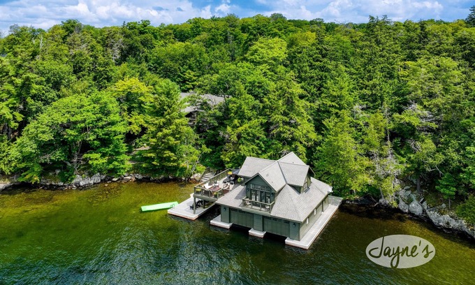 Muskoka Lakes Cottage | Hard packed Sandy Beach, spacious 7 brdm 6 bath! Boathouse w Sleeping & Sundeck!