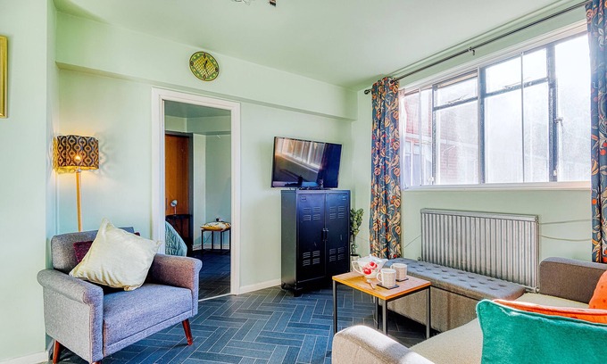 West Putney Apartment | Hardwood Home - One Bedroom Apartment, Sleeps 2