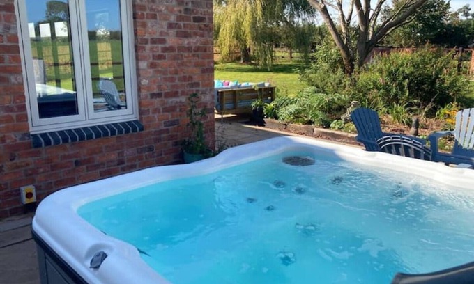 Halfway House Cottage | Hare Cottage with hot tub, sleeps 9, fishing and wild swimming