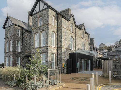 Harlech House | Harlech Apartments - Branwen