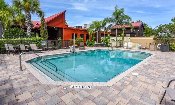 National Gardens Apartment | Harley Treat near the Beach, pool, suite