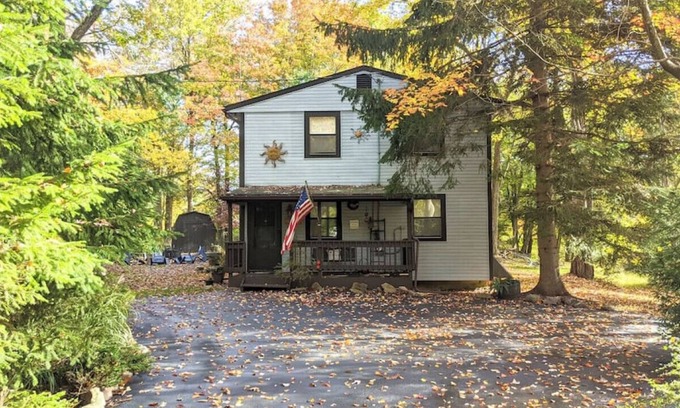 Lake Harmony Estates House | Harmony Cottage l 4BR, Hot Tub, Mins From Skiing