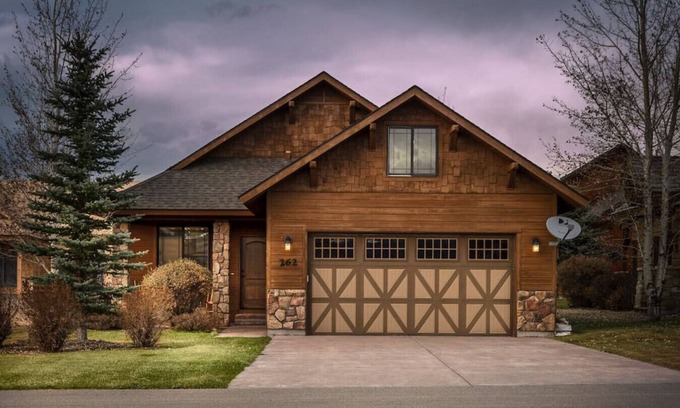 Victor House | Harris Hawk Cabin with AC and Hot Tub