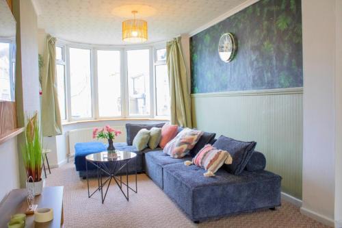 Olton House | Harvard House, Stylish 3 Bedroom House in Solihull 5 mins to the NEC, BHX ,JLR with free parking