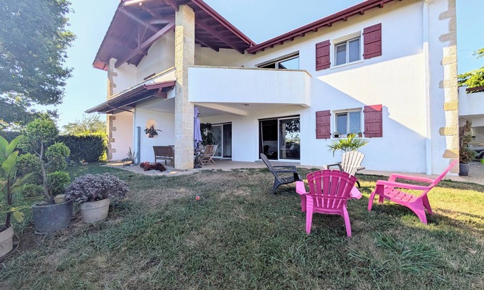 Hasparren Apartment | Hasparren, family apartment 118m², garden and view, sleeps 6.