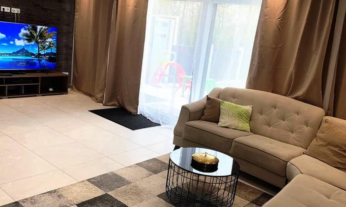 Ebersberg District House | Haus mit 5 Schlafzimmer 2 Bäde 1 Wohnzimmer 3 Park