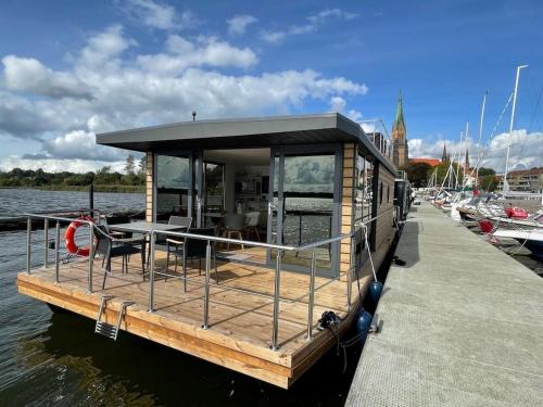 Schleswig Boat Rental | Hausboot Fjord Schleiliebe mit Biosauna und Dachterrasse in Schleswig