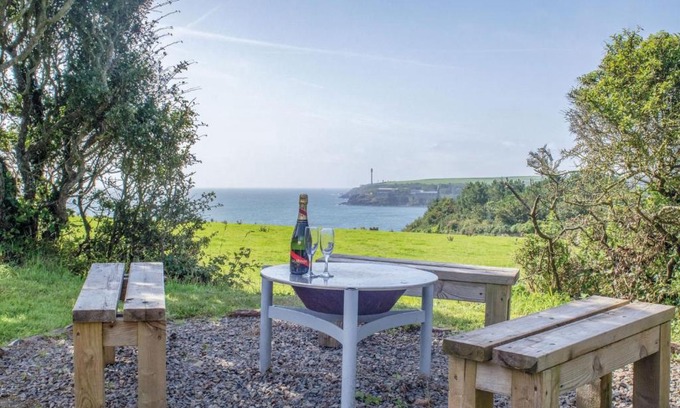 St Ishmaels Apartment | Haven View - 1 Bedroom Shepherds Hut - St Ishmaels