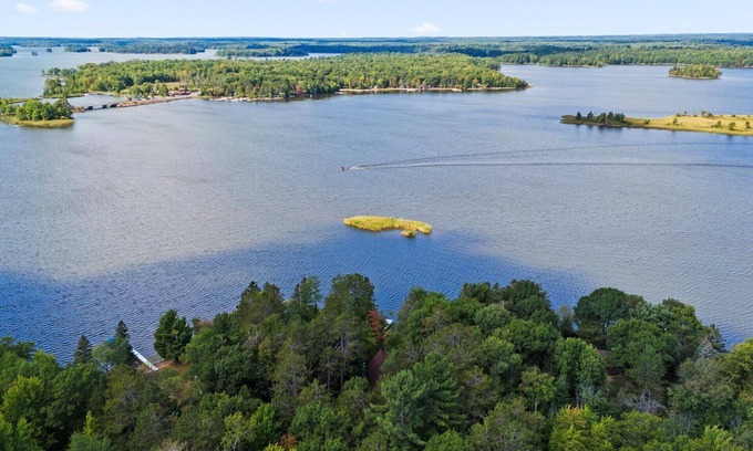 Hayward House | Hayward Wisconsin-Eaglesnest-Log home, on Lake Chippewa-Dogs welcome!