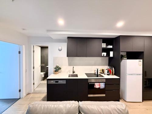 Reid Apartment | Heart of CBD Stylish 2BR Apt-Quiet-pool-view-BBQ