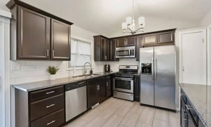 Lenexa House | Heart of Overland Park - 3BD - Backyard - BBQ with Netflix