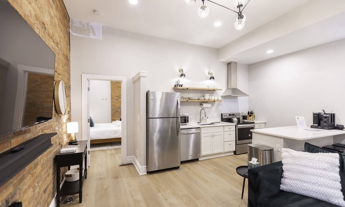 Victorian Village Apartment | Heart of Short North with FREE Parking