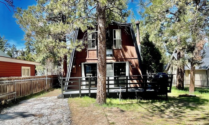 Big Bear City House | Heart & Snow Mountain Cabin. Pet Friendly!