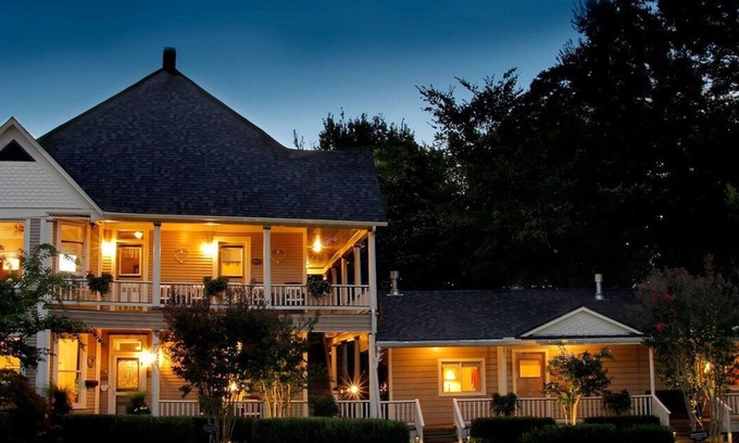 Eureka Springs Historic District Bed & Breakfast | Heartstone Inn B&B & Cottages